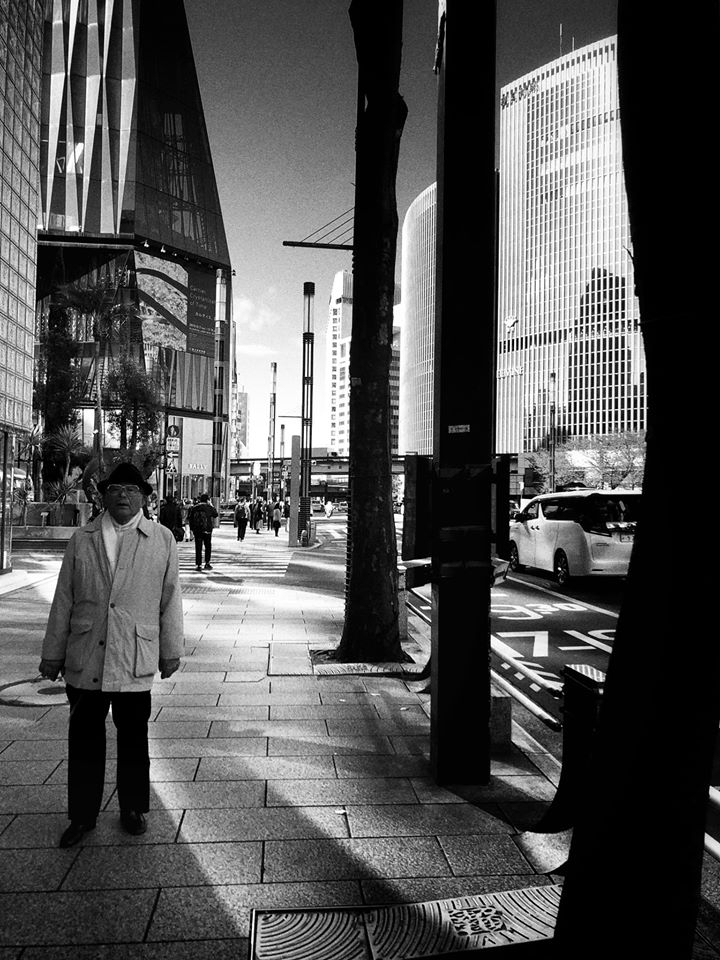 我楽多屋 中古カメラアクセサリーとジャンクカメラ 立ち尽くす